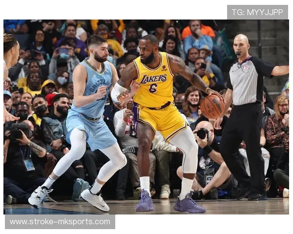 利弗斯三分威胁引爆赛场，球迷热议其关键一投